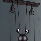 Suspension industrielle en métal noir avec poulie pour cuisine