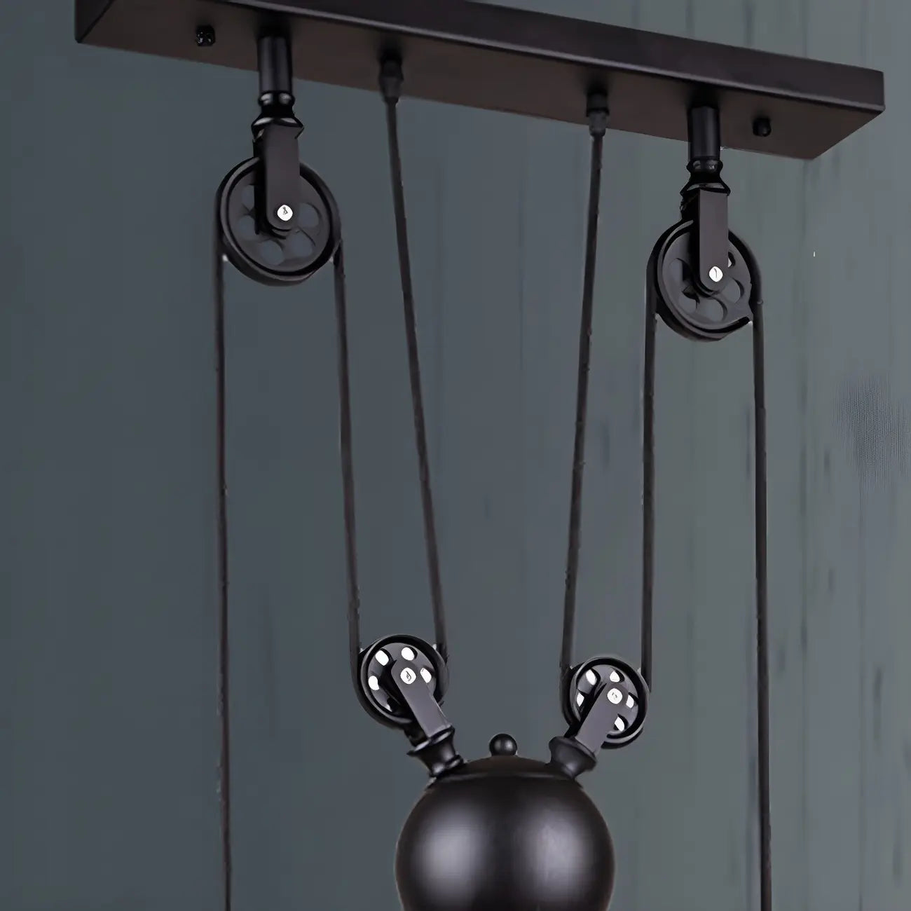 Suspension industrielle en métal noir avec poulie pour cuisine