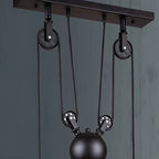 Suspension industrielle en métal noir avec poulie pour cuisine