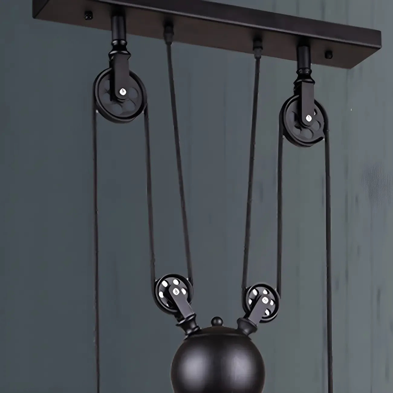 Suspension industrielle en métal noir avec poulie pour cuisine