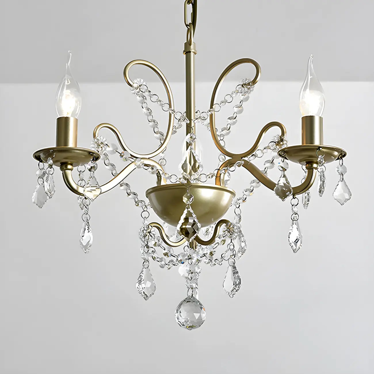Lustre élégant en métal courbé et cristal doré