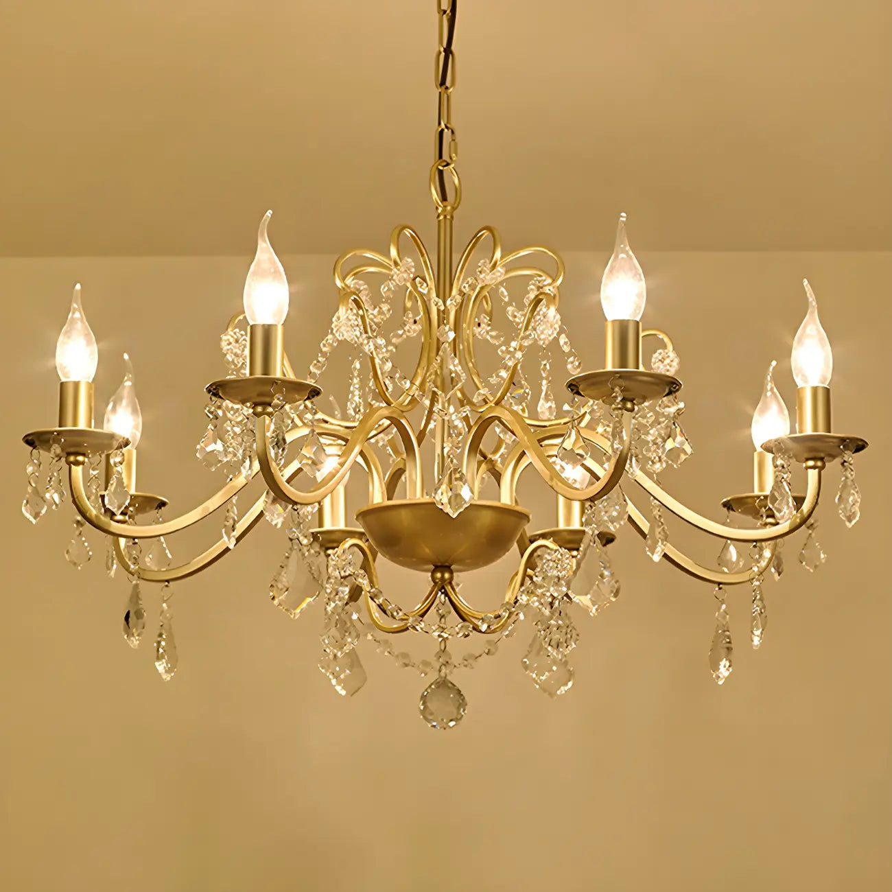 Lustre élégant en métal courbé et cristal doré