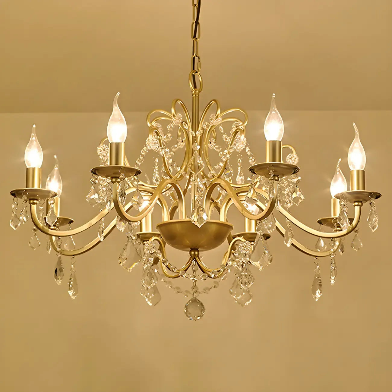 Lustre élégant en métal courbé et cristal doré