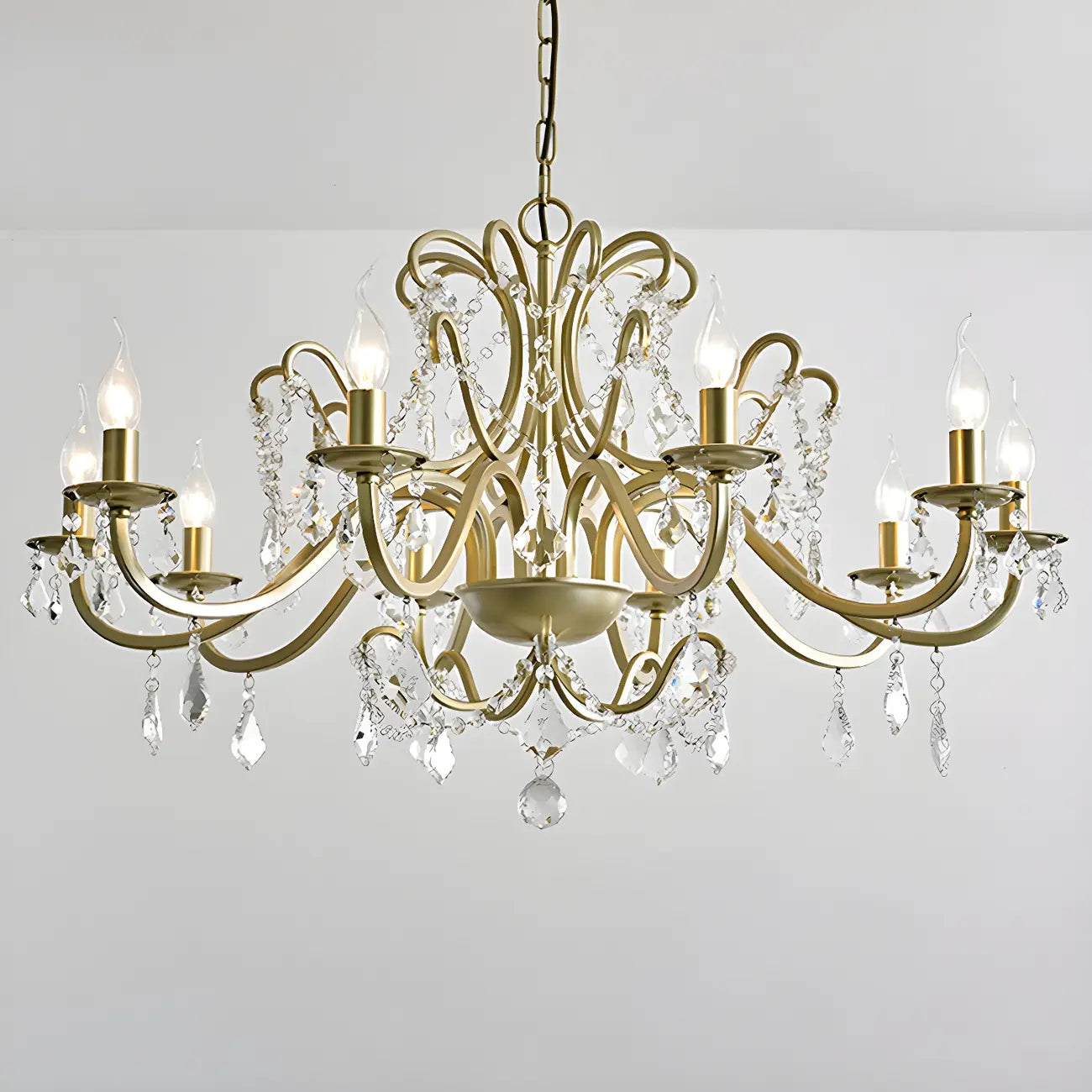 Lustre élégant en métal courbé et cristal doré