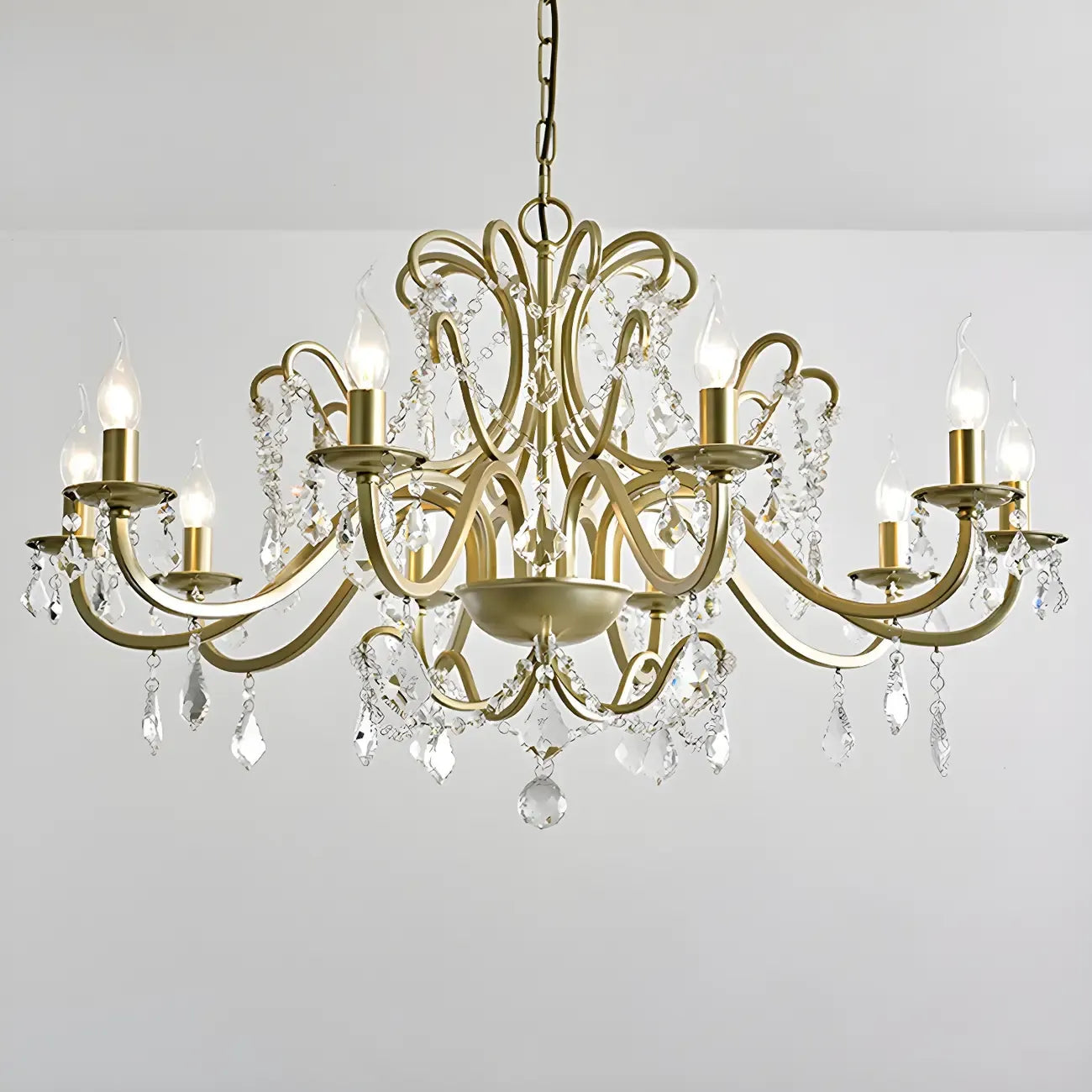 Lustre élégant en métal courbé et cristal doré