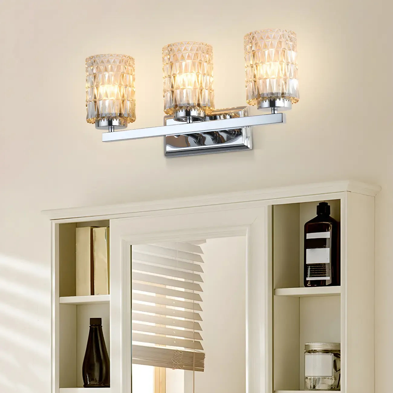 Applique murale LED chromée à 3 lumières avec verre prismatique pour salle de bain