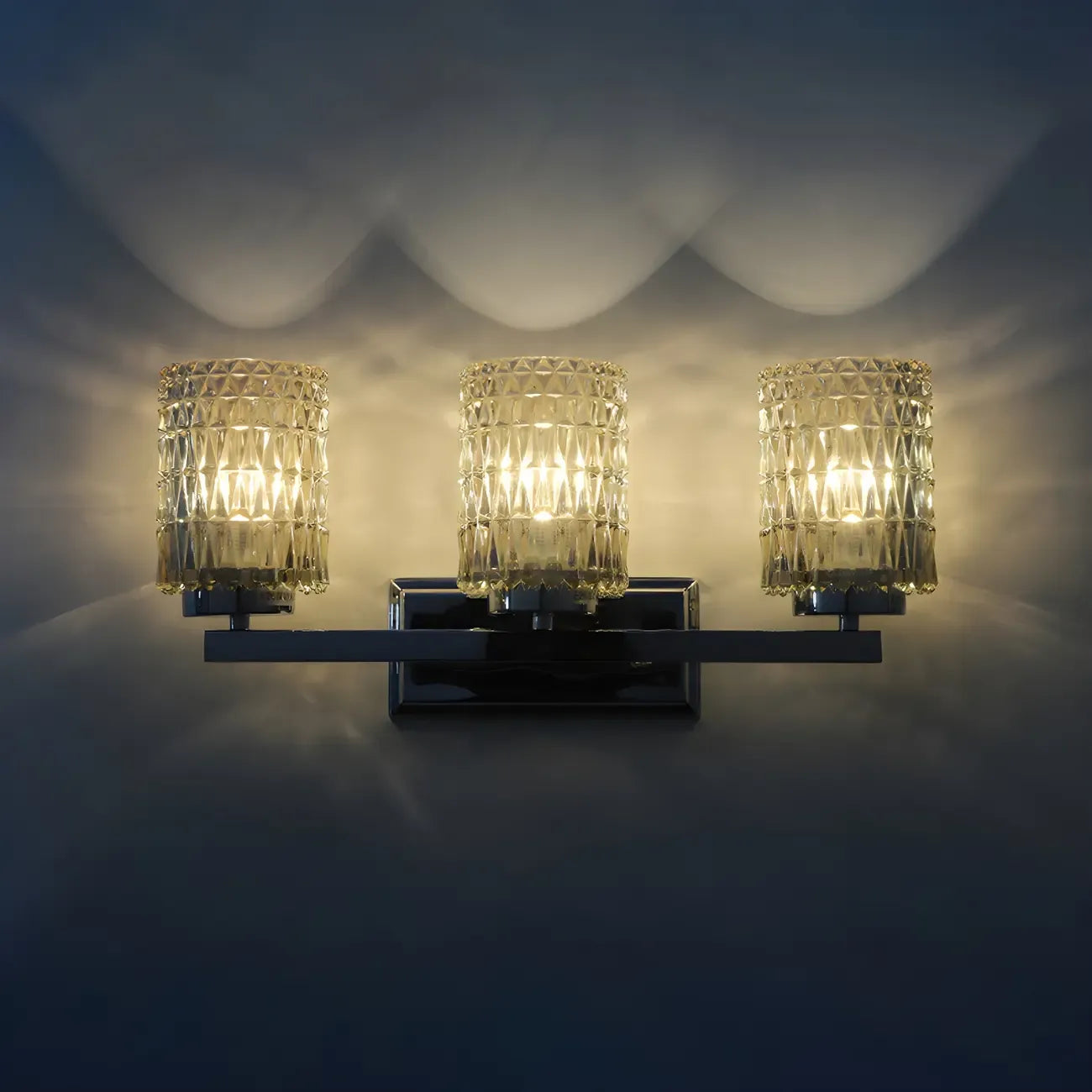 Applique murale LED chromée à 3 lumières avec verre prismatique pour salle de bain