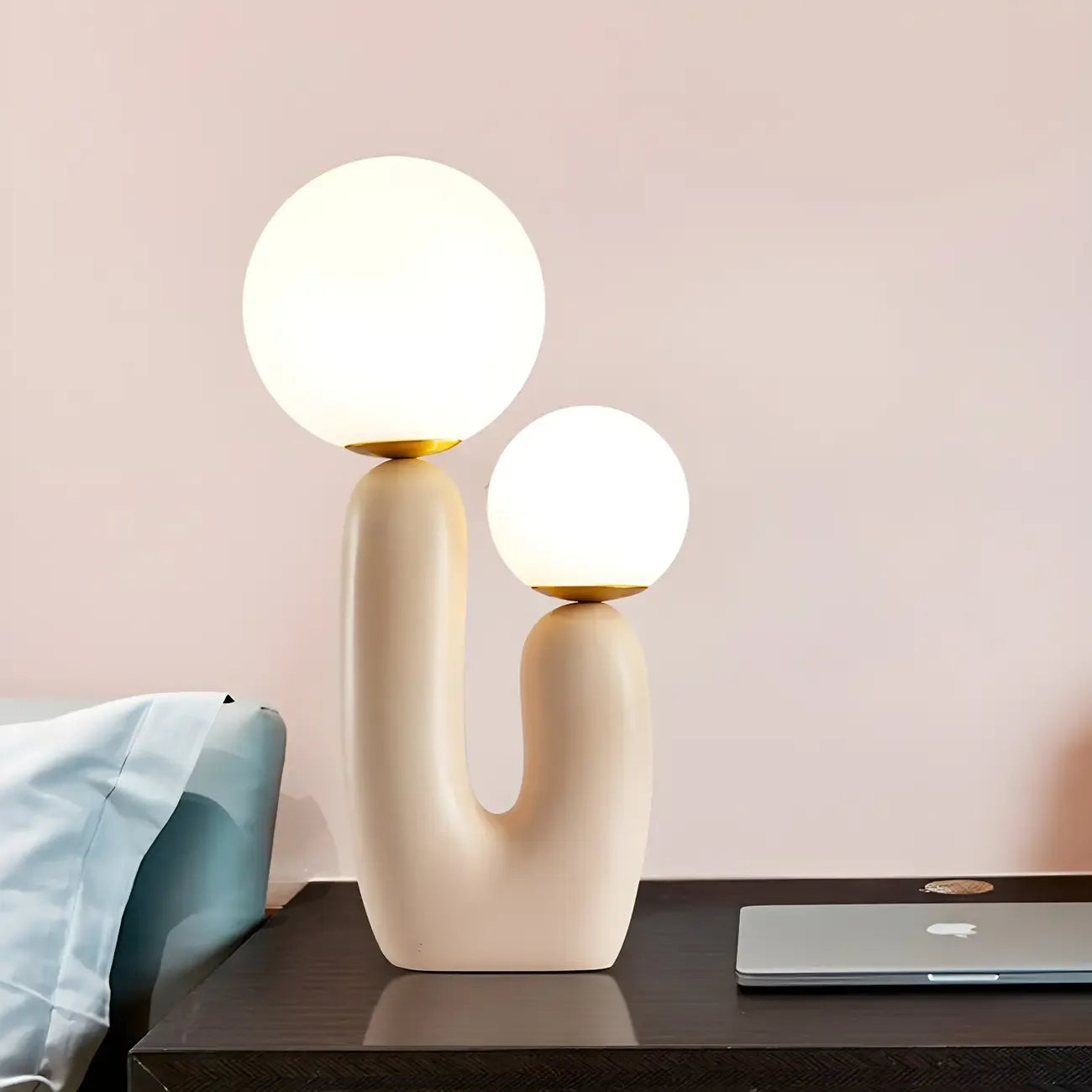 Lampe de table en verre globe cactus en résine rose