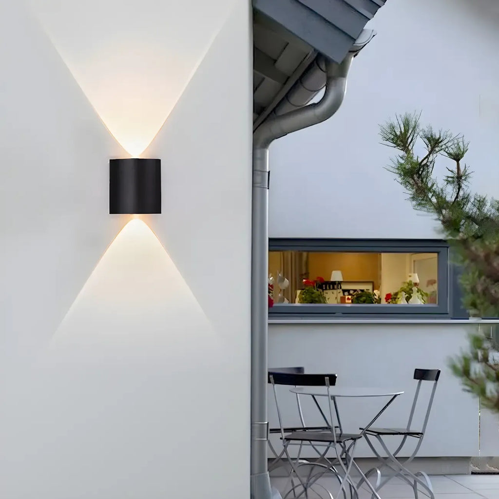 Applique murale extérieure moderne en métal noir à LED (éclairage vers le haut et vers le bas)