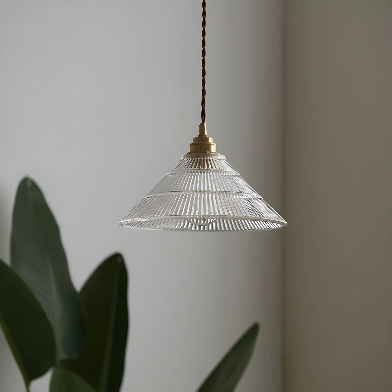 Suspension conique en verre transparent de style industriel