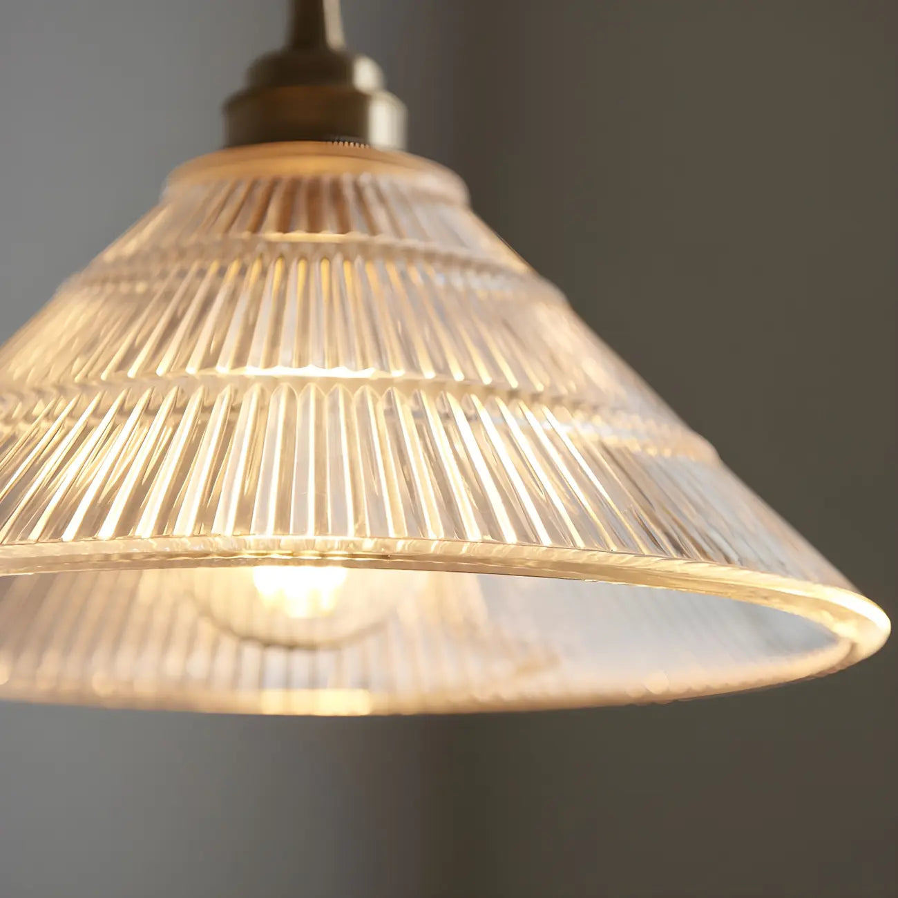Suspension conique en verre transparent de style industriel