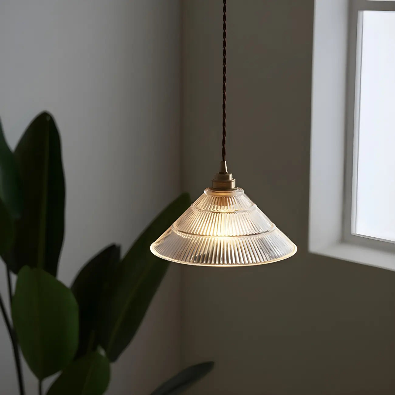 Suspension conique en verre transparent de style industriel