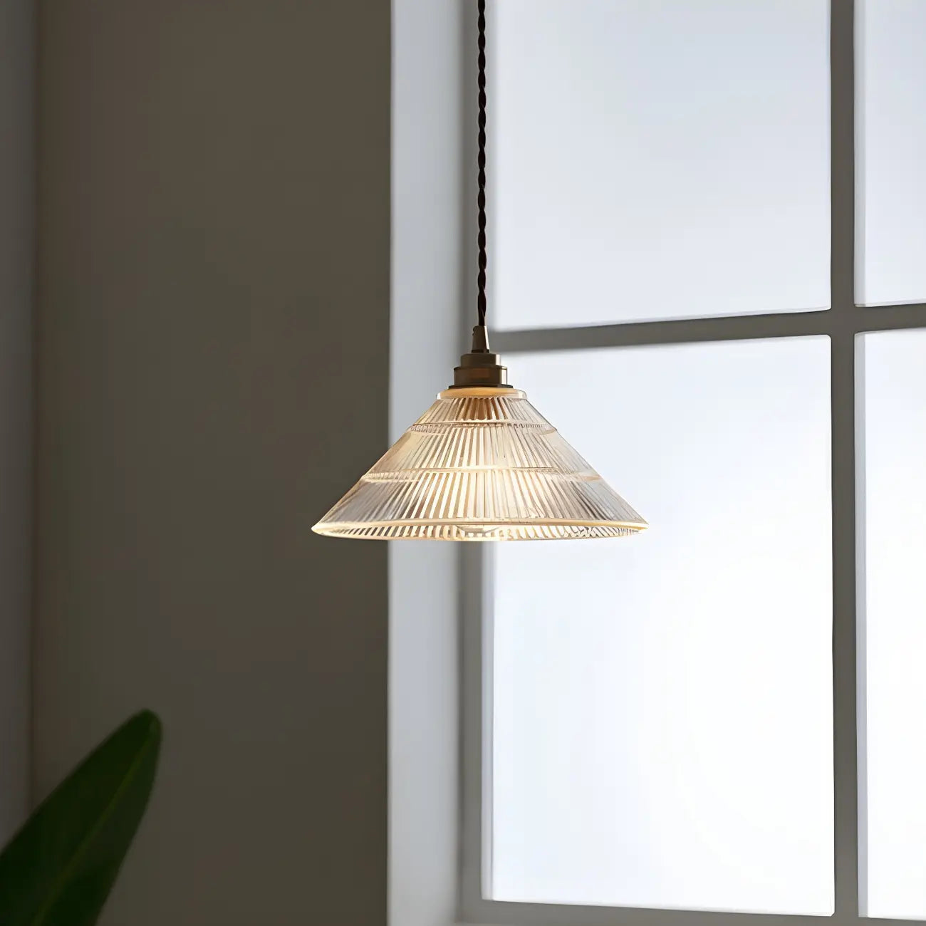 Suspension conique en verre transparent de style industriel