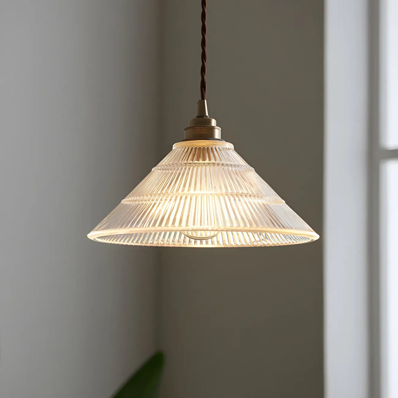 Suspension conique en verre transparent de style industriel