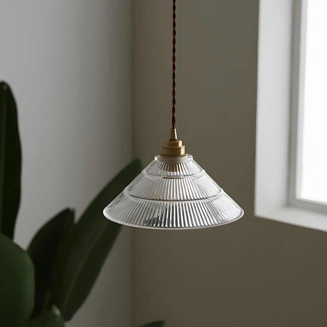 Suspension conique en verre transparent de style industriel