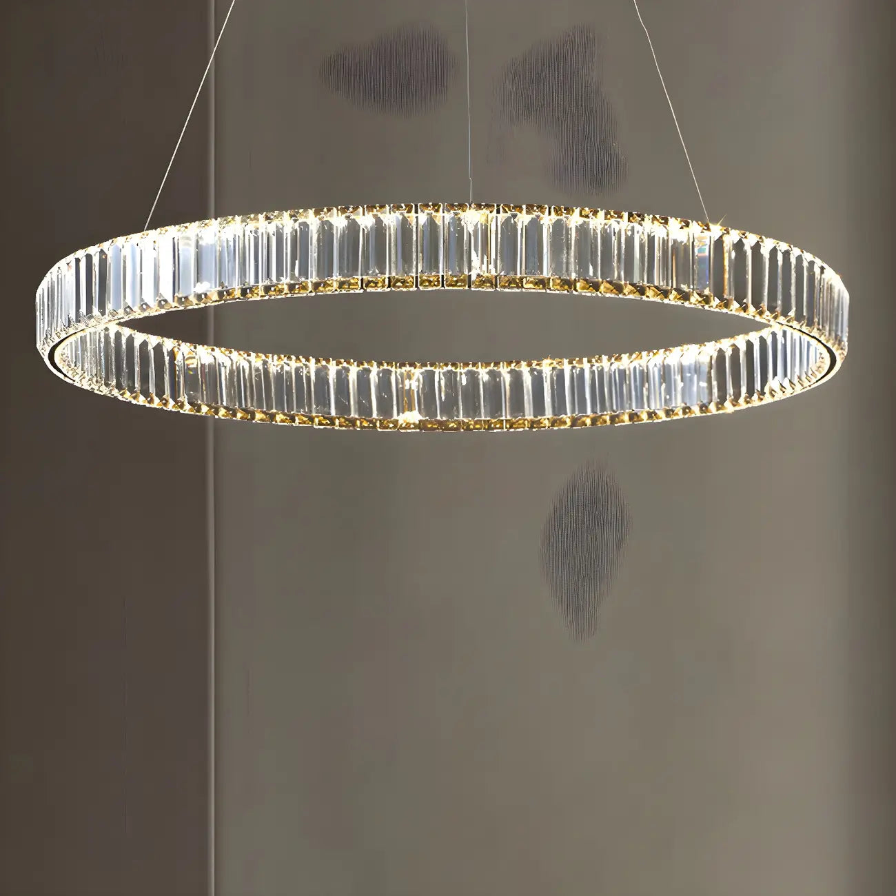 Salle à manger avec suspension moderne en cristal et anneau LED