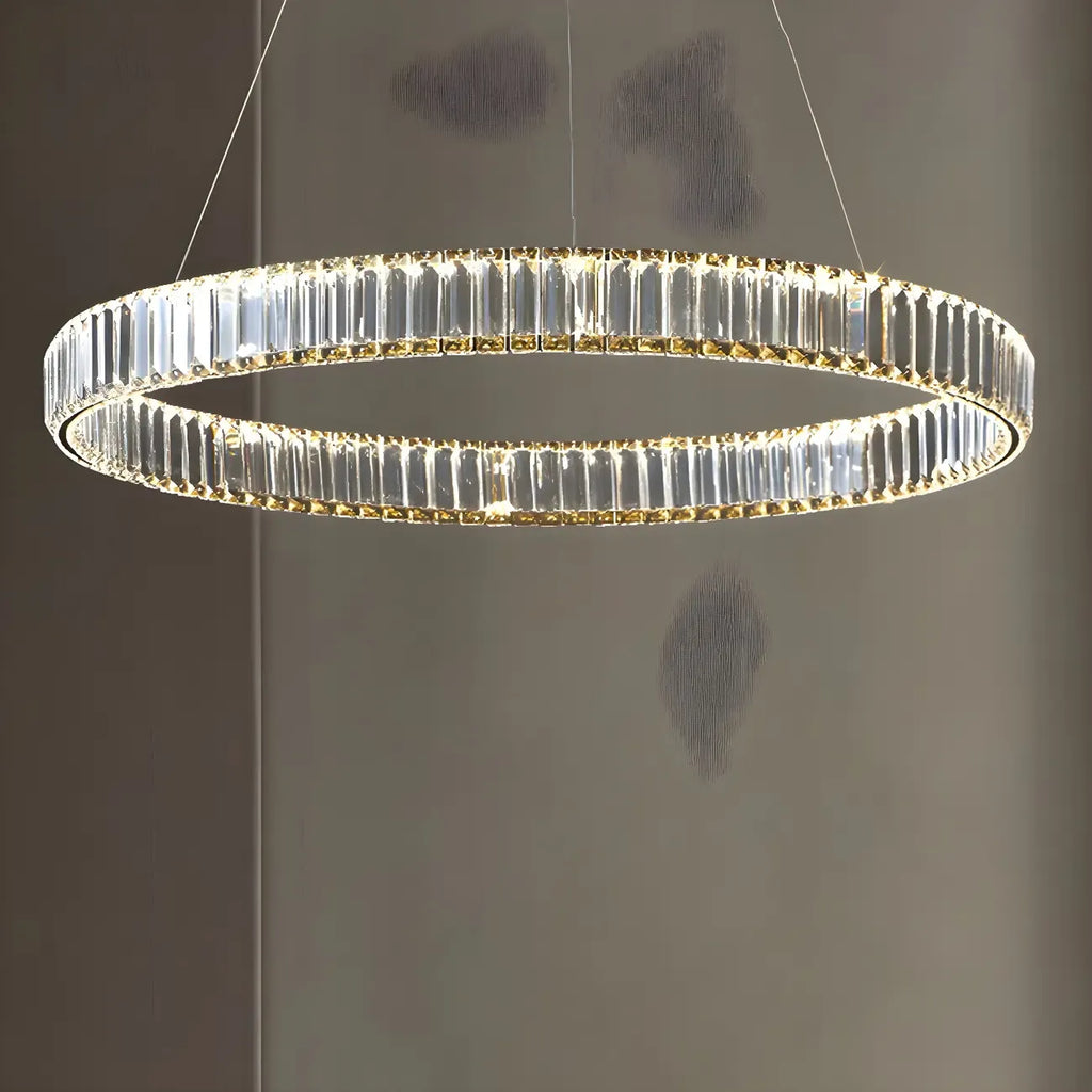 Salle à manger avec suspension moderne en cristal et anneau LED