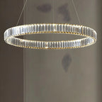 Salle à manger avec suspension moderne en cristal et anneau LED