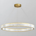 Salle à manger avec suspension moderne en cristal et anneau LED