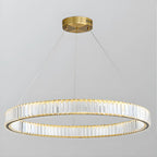 Salle à manger avec suspension moderne en cristal et anneau LED