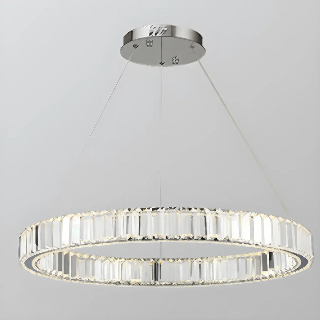 Salle à manger avec suspension moderne en cristal et anneau LED