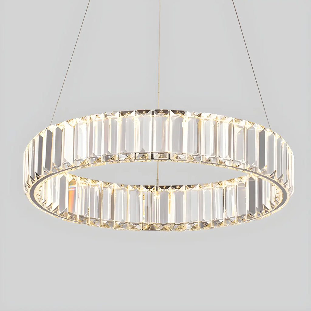 Salle à manger avec suspension moderne en cristal et anneau LED