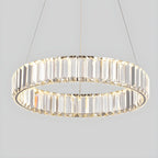 Salle à manger avec suspension moderne en cristal et anneau LED