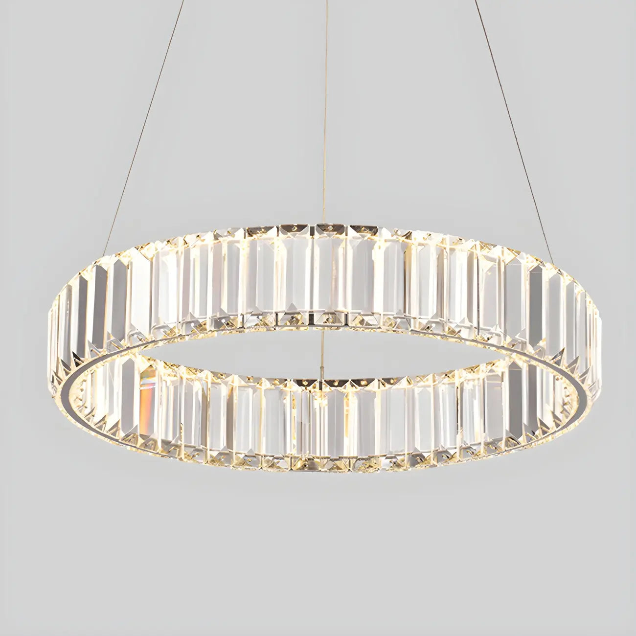Salle à manger avec suspension moderne en cristal et anneau LED