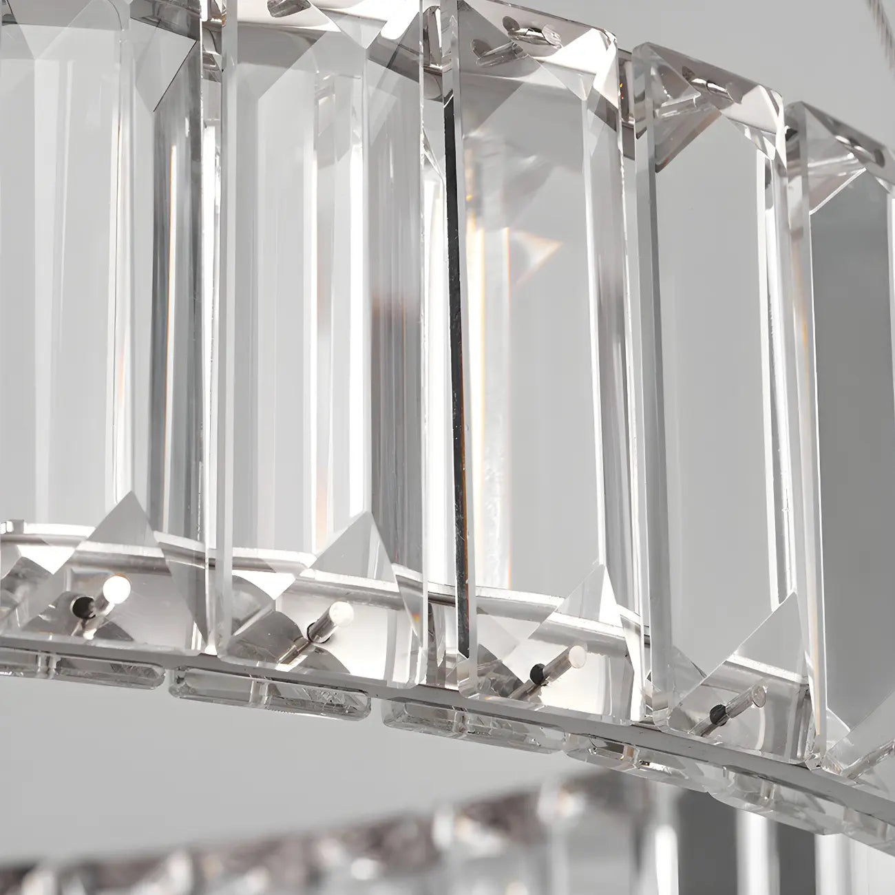 Salle à manger avec suspension moderne en cristal et anneau LED