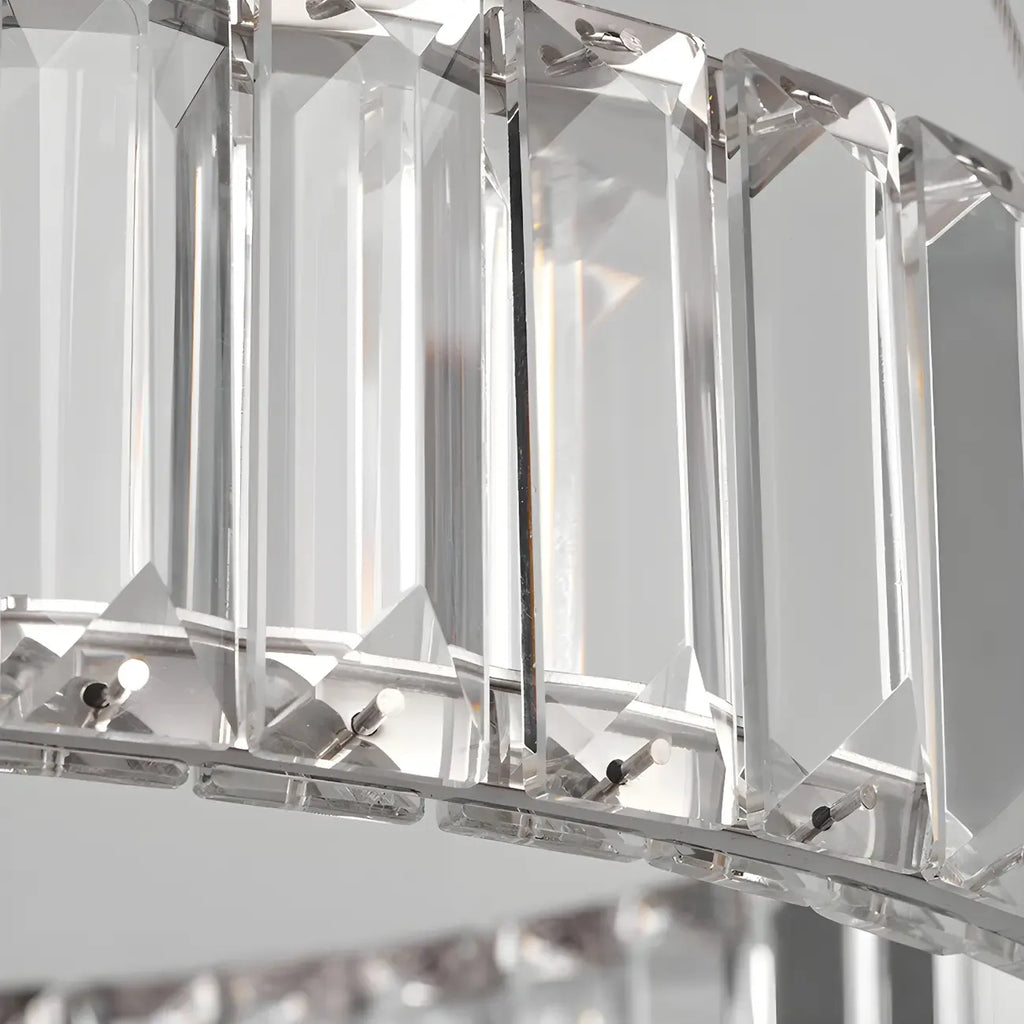 Salle à manger avec suspension moderne en cristal et anneau LED