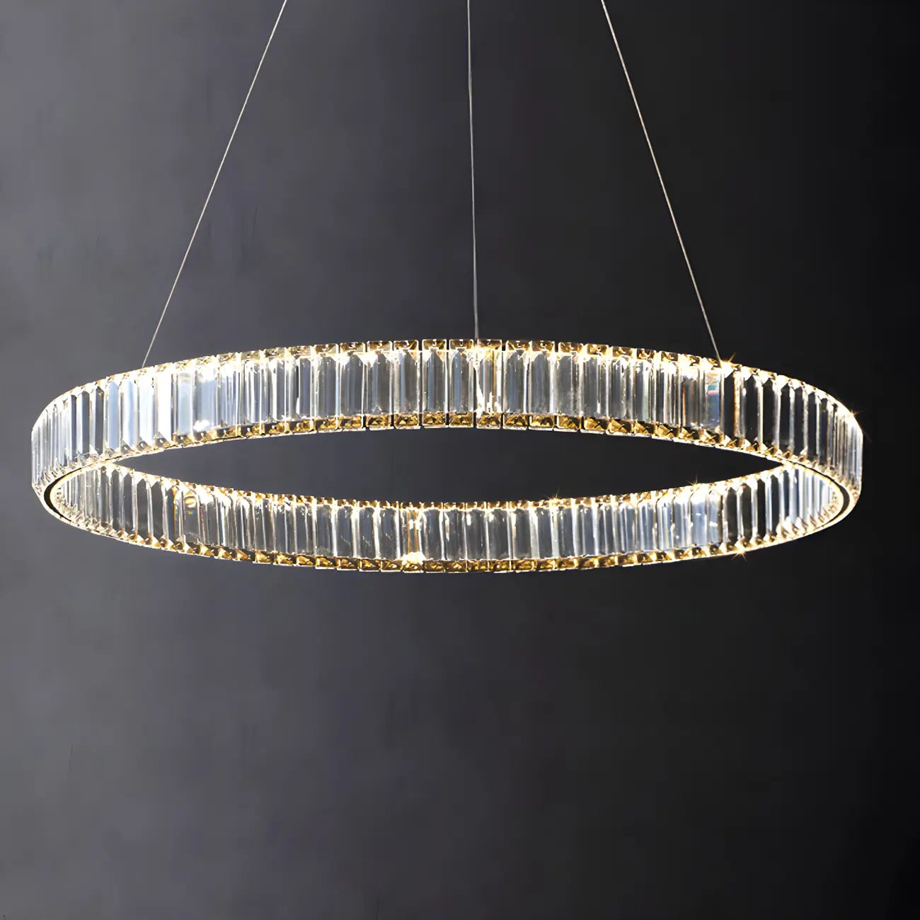 Salle à manger avec suspension moderne en cristal et anneau LED