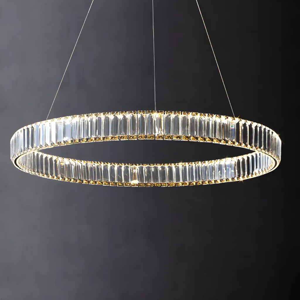 Salle à manger avec suspension moderne en cristal et anneau LED