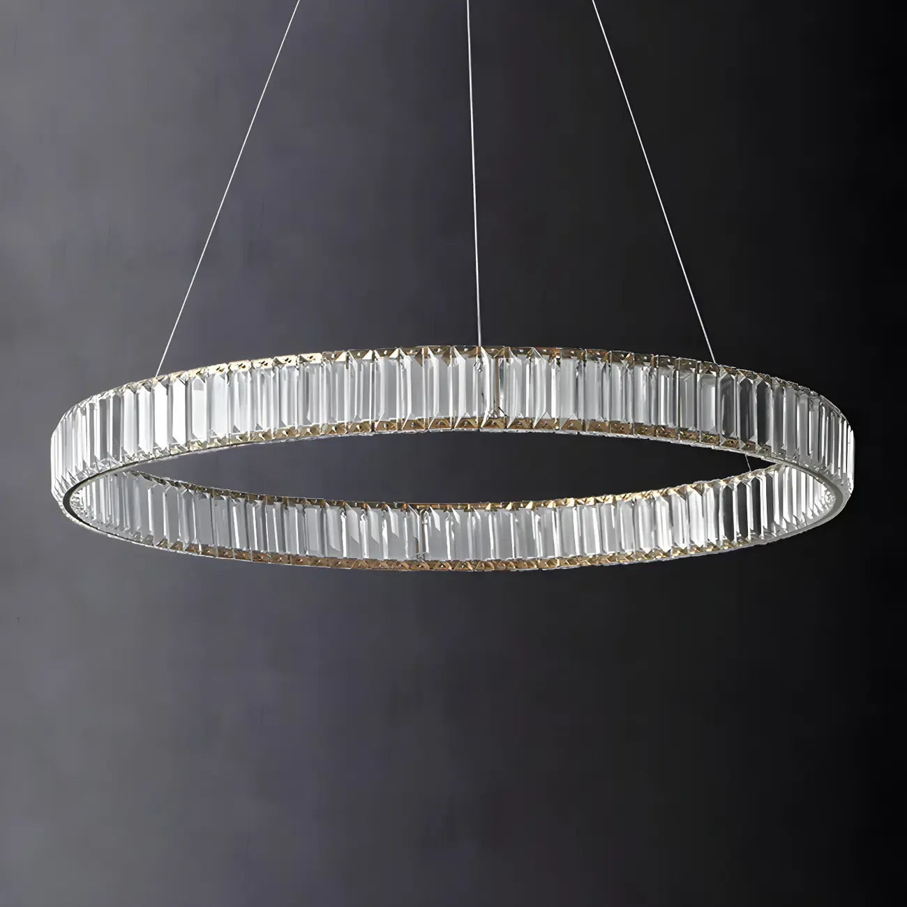 Salle à manger avec suspension moderne en cristal et anneau LED