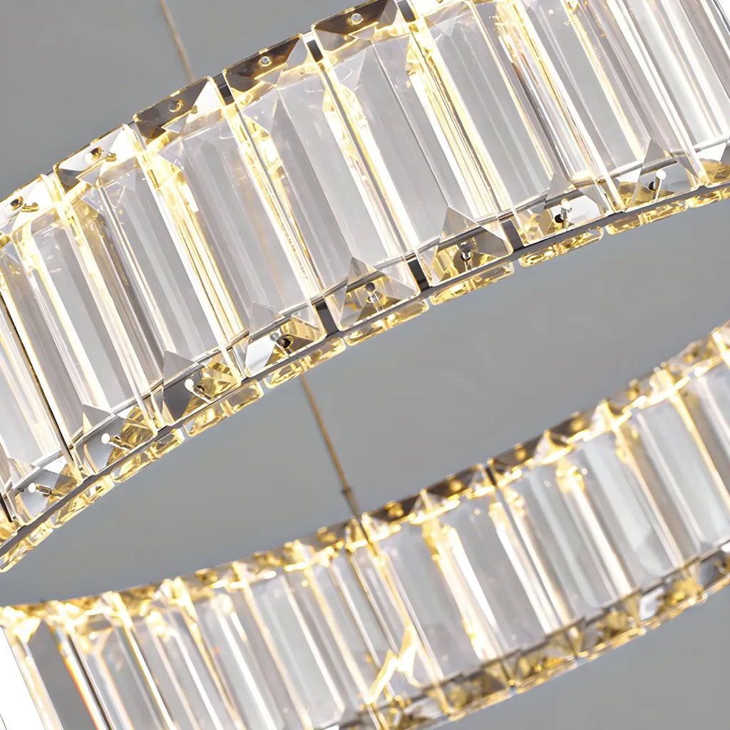 Salle à manger avec suspension moderne en cristal et anneau LED