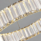 Salle à manger avec suspension moderne en cristal et anneau LED