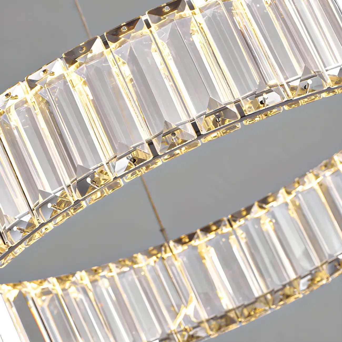 Salle à manger avec suspension moderne en cristal et anneau LED