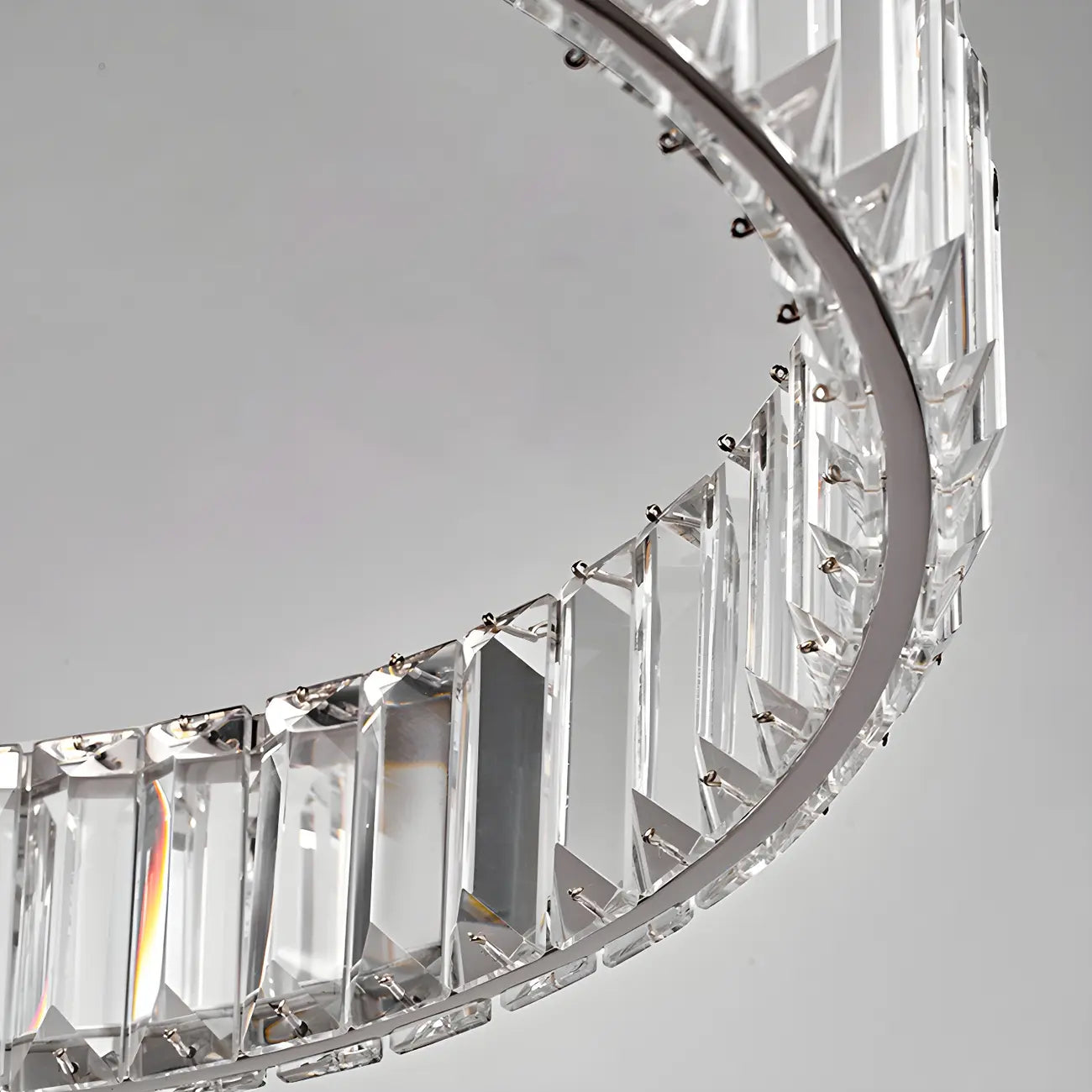 Salle à manger avec suspension moderne en cristal et anneau LED
