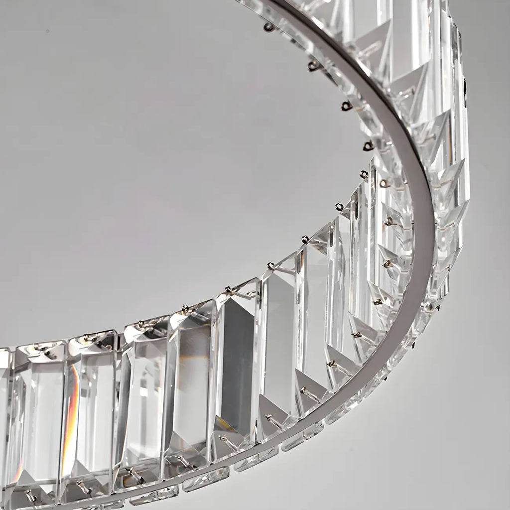 Salle à manger avec suspension moderne en cristal et anneau LED