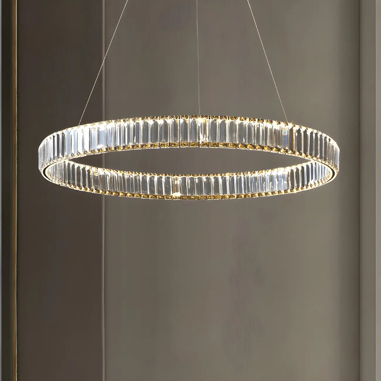Salle à manger avec suspension moderne en cristal et anneau LED