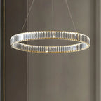 Salle à manger avec suspension moderne en cristal et anneau LED