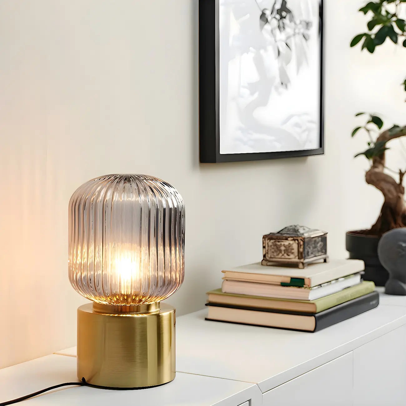 Lampe de chevet cylindrique en verre et laiton de style milieu du siècle