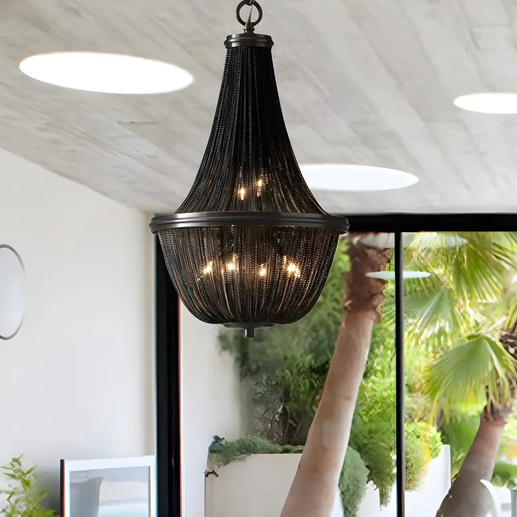 Lustre rustique en métal avec panier à perles noires et grand lustre