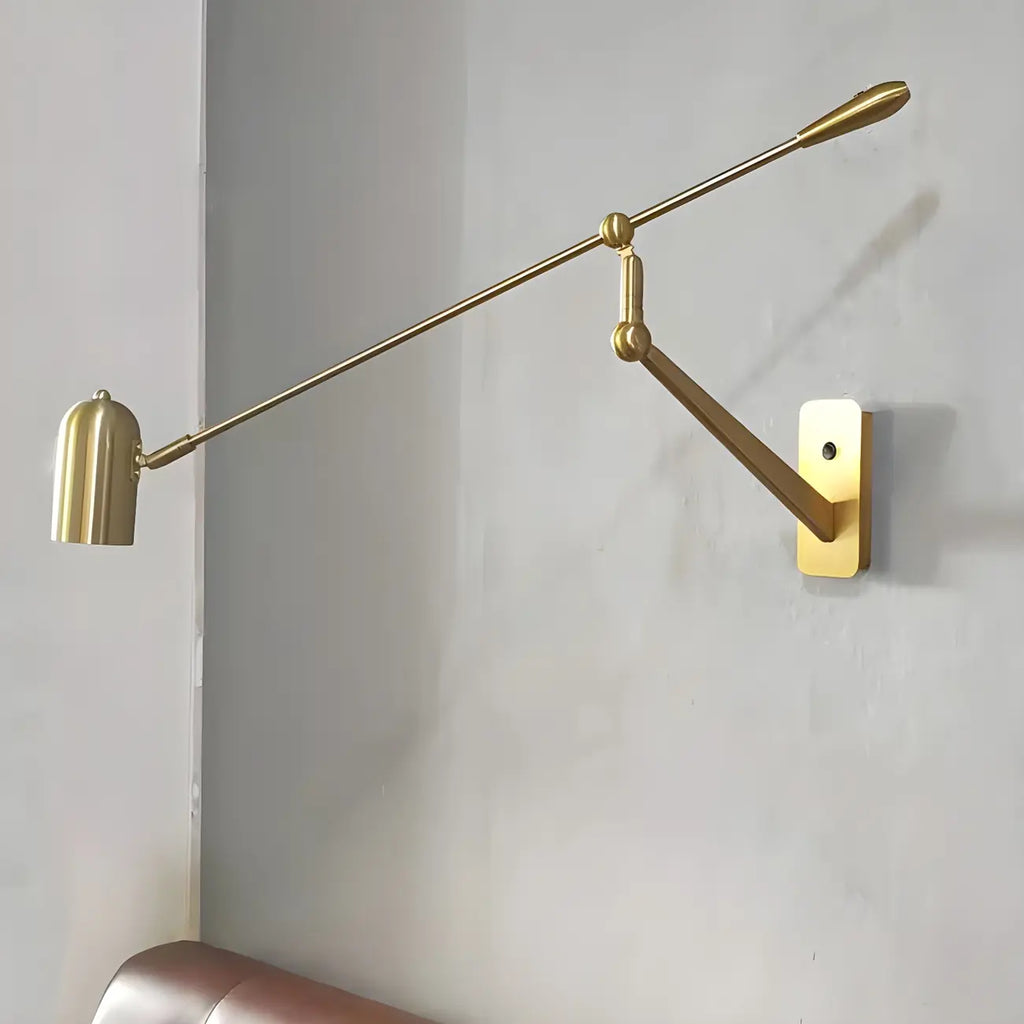 Applique murale à bras articulé avec abat-jour cylindrique en métal doré