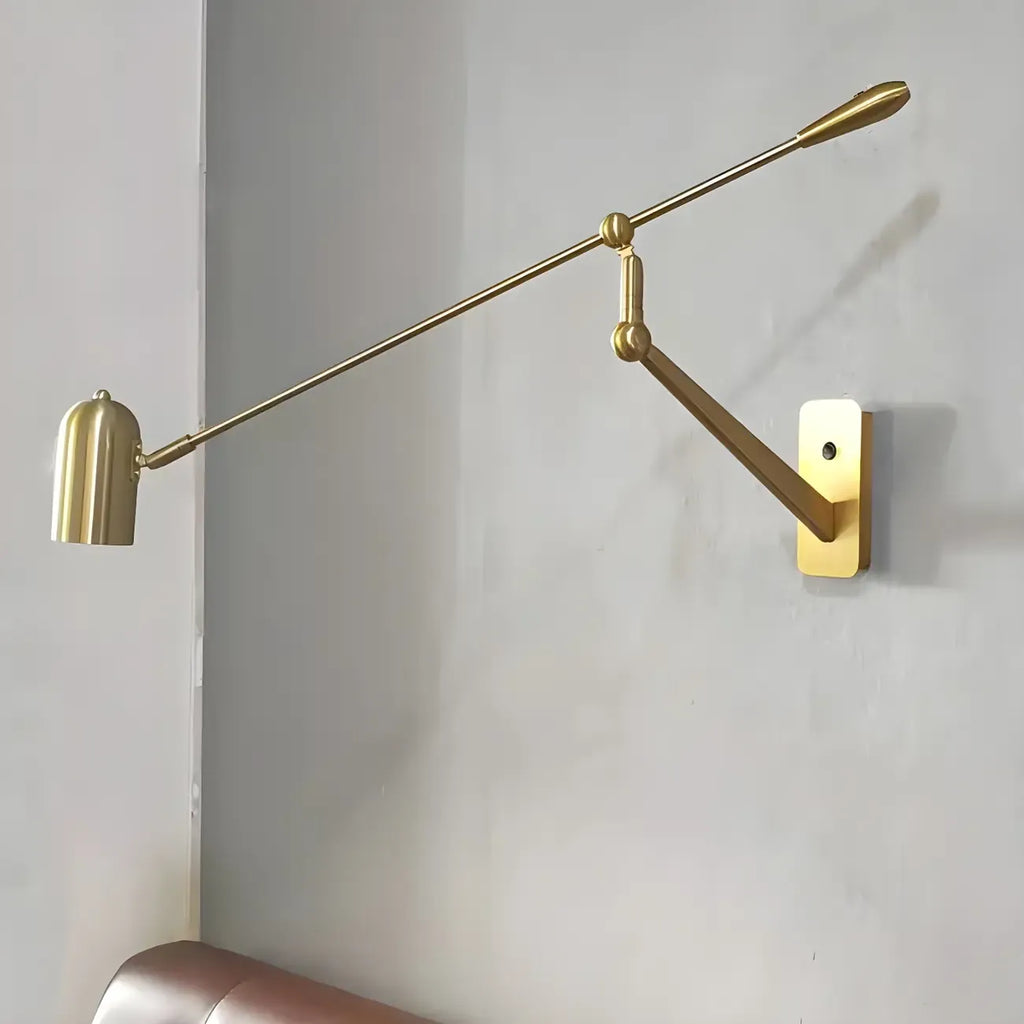 Applique murale à bras articulé avec abat-jour cylindrique en métal doré