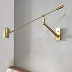 Applique murale à bras articulé avec abat-jour cylindrique en métal doré