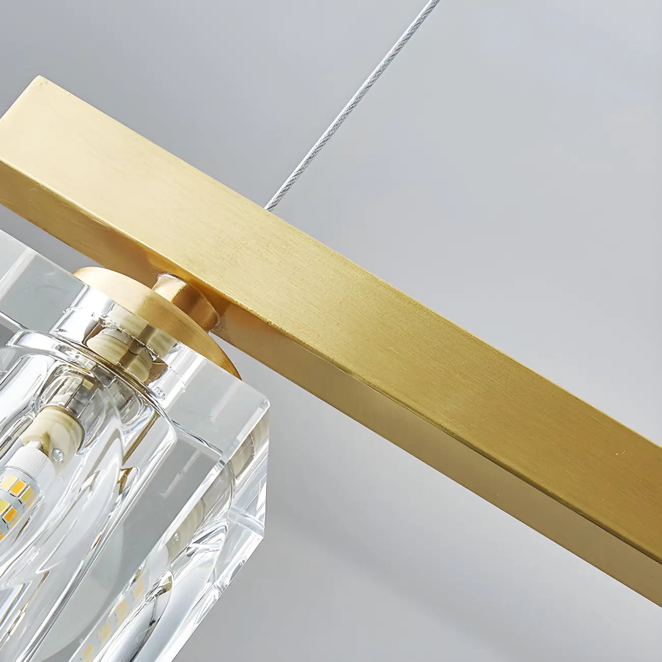 Suspension linéaire géométrique en cristal doré pour îlot lumineux