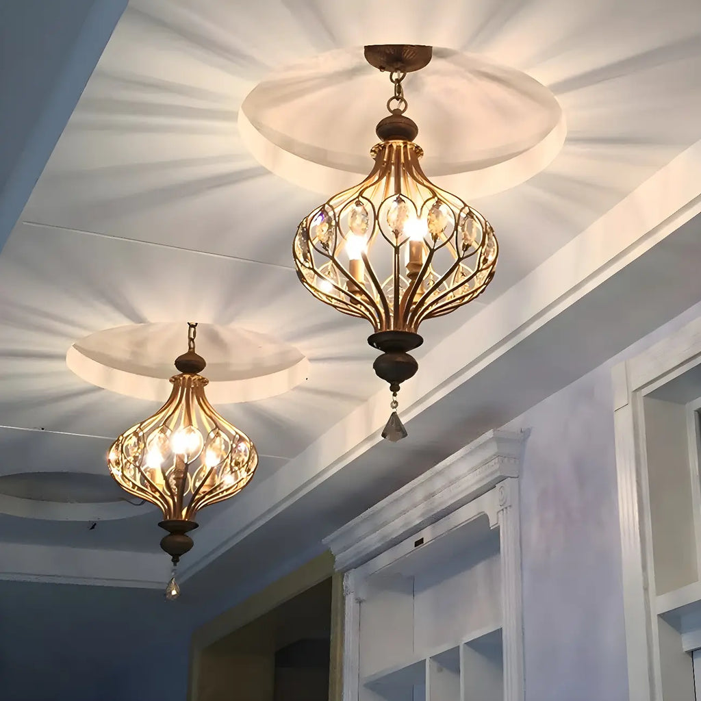 Suspension lumineuse dorée en cristal avec globe en cage pour couloir