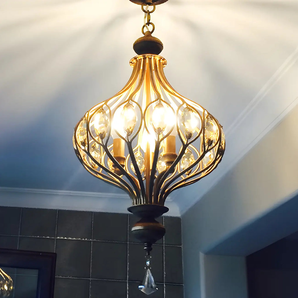 Suspension lumineuse dorée en cristal avec globe en cage pour couloir