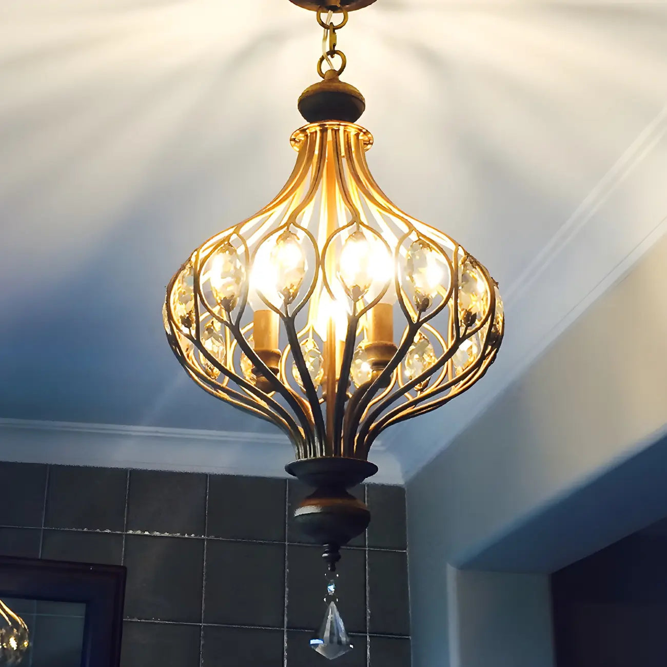 Suspension lumineuse dorée en cristal avec globe en cage pour couloir