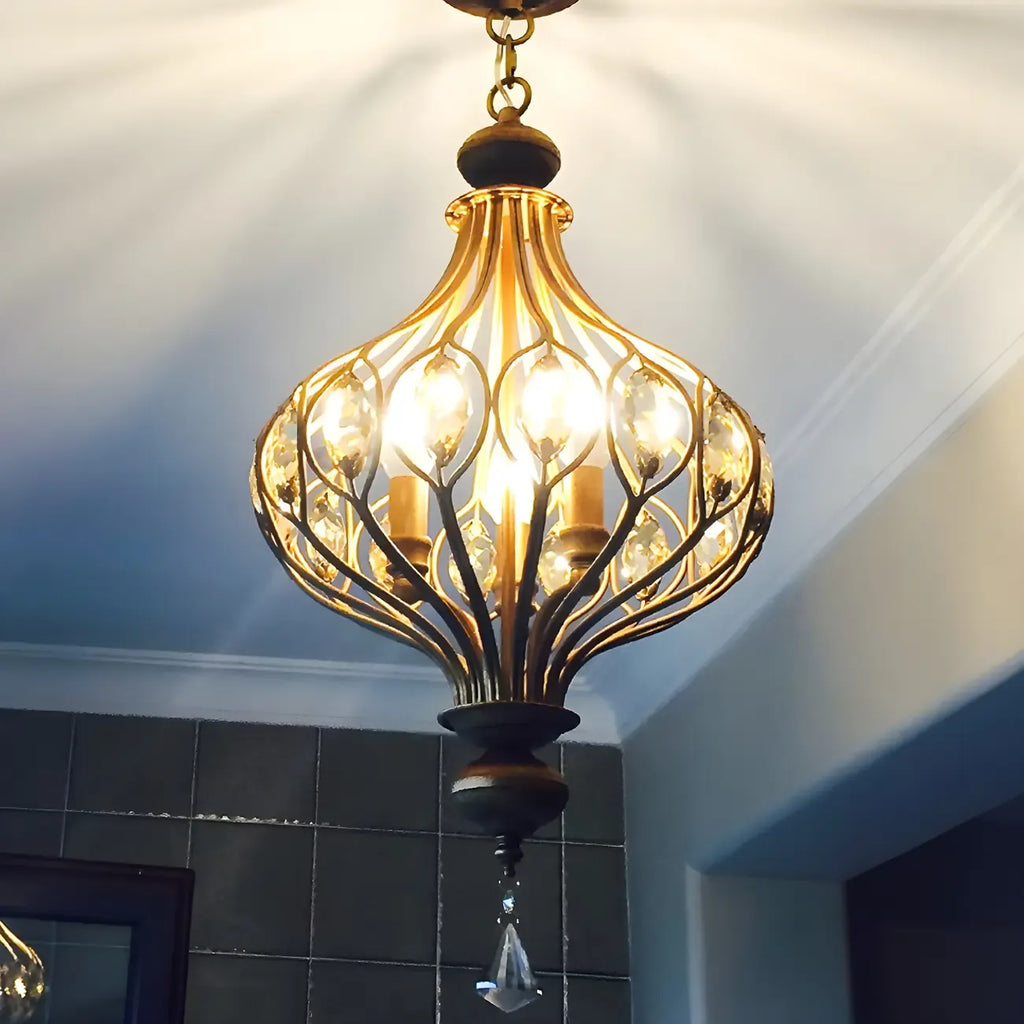 Suspension lumineuse dorée en cristal avec globe en cage pour couloir